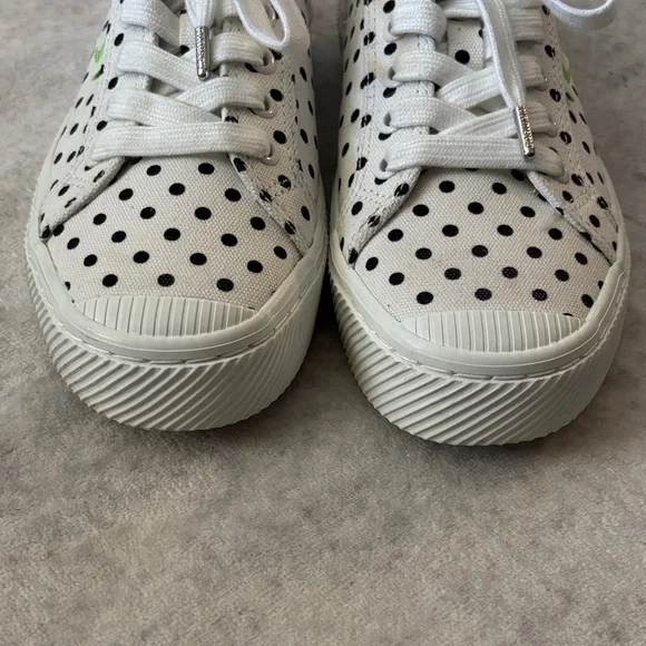 Cariuma Oca Low White Sneakers with Black Dots - Picture 7 of 9